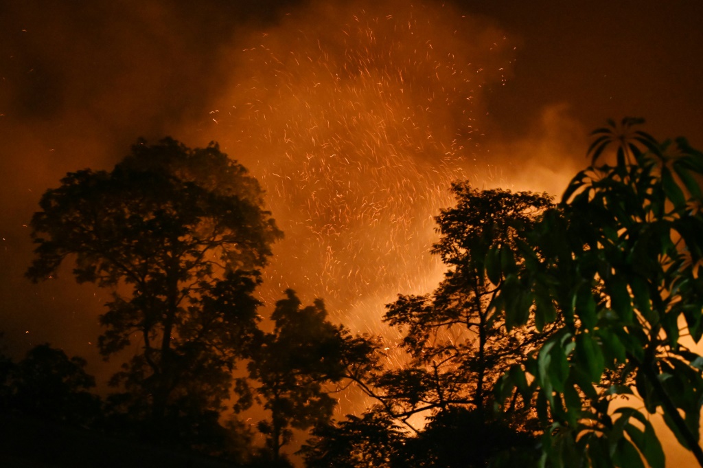 حريق هائل مشتعل بالقرب من قرية لوبهو في منطقة لاليتبور، على مشارف كاتماندو، خلال ليلة 1 مايو 2024. (أ ف ب)   