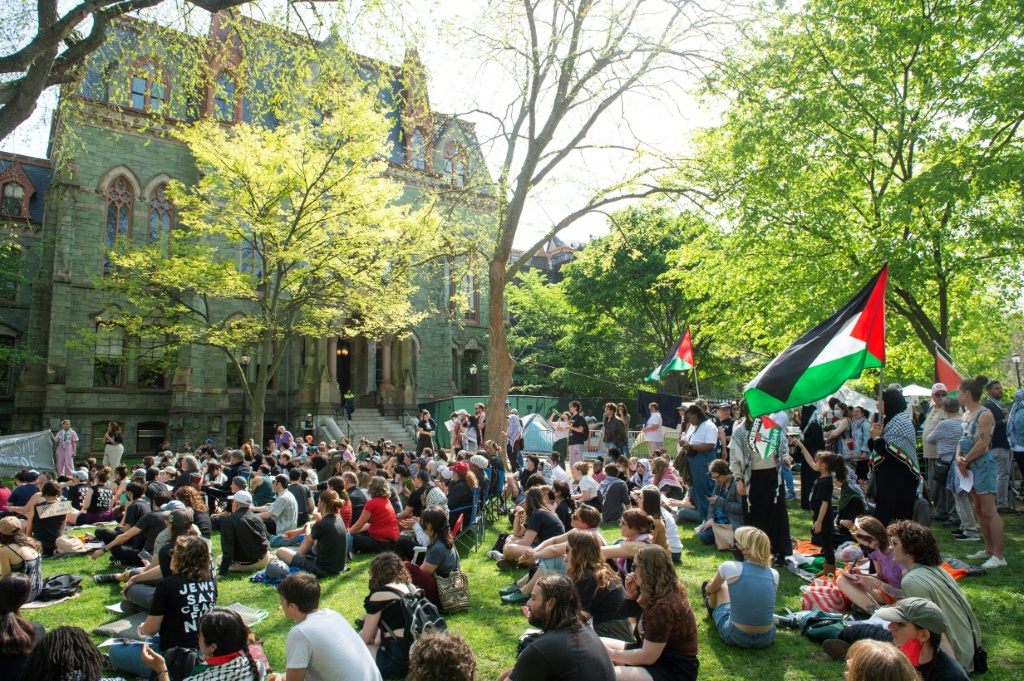 احتجاجات مناصرة للفلسطينيين في حرم جامعة بنسلفانيا، في فيلادلفيا، في 28 أبريل 2024 (ا ف ب)