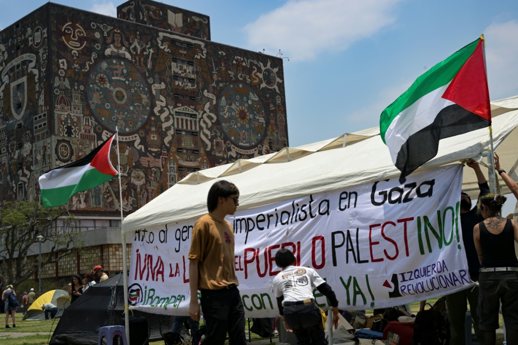 طلاب مؤيّدون للفلسطينيين ينصبون خياماً أمام "جامعة المكسيك الوطنية المستقلّة" في العاصمة مكسيكو للمطالبة بوقف الحرب في غزة في 2 أيار/مايو 2024 (ا ف ب)