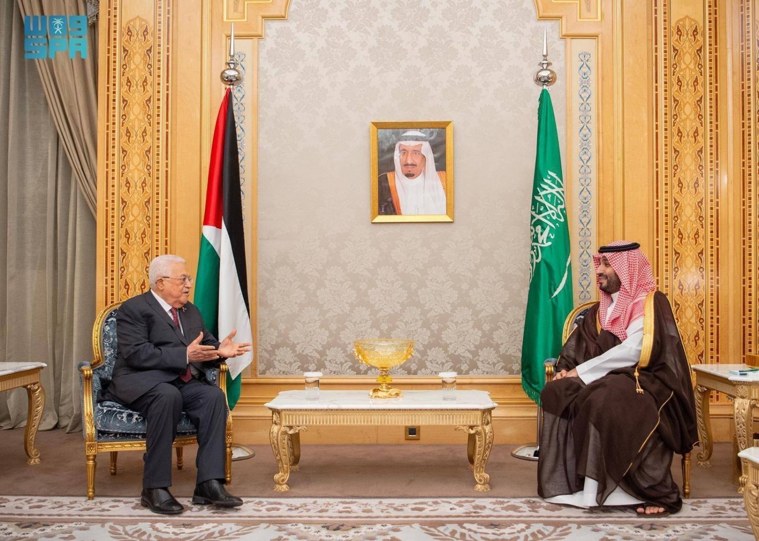 ولي العهد السعودي مستقبلاً الرئيس الفلسطيني على هامش الاجتماع الخاص للمنتدى الاقتصادي العالمي بالرياض (واس)