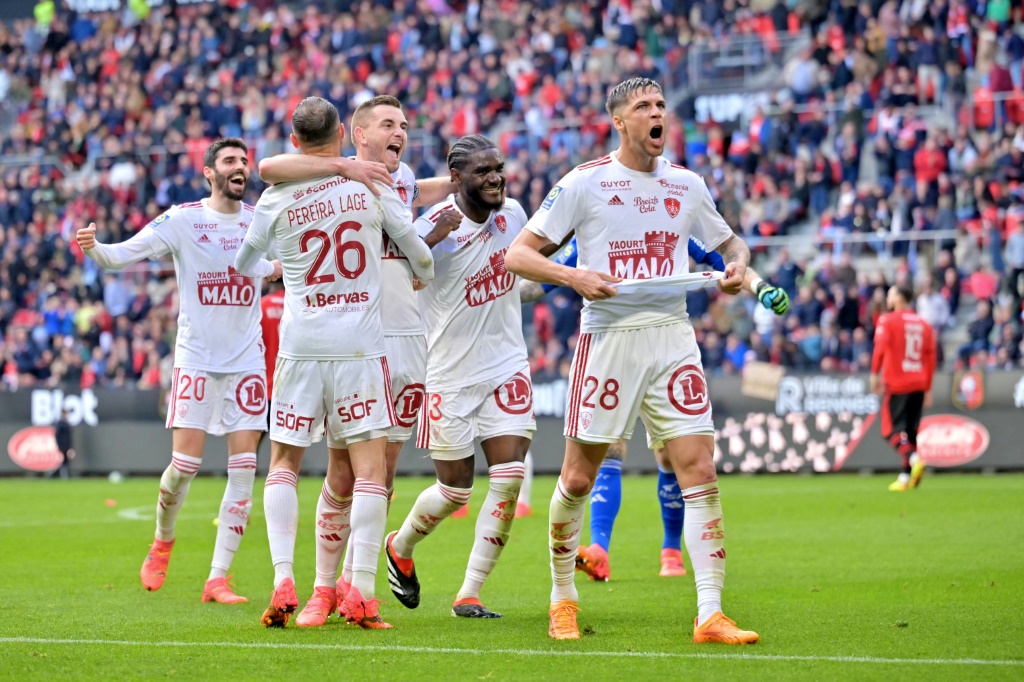 لاعبو بريست يحتفلون بهدف الفوز على رين (5-4) في الدوري الفرنسي في 28 نيسان/أبريل 2024 (ا ف ب)