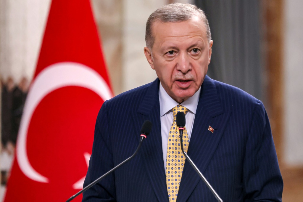 الرئيس التركي رجب طيب أردوغان خلال مؤتمر صحافي في بغداد في 22 نيسان/أبريل 2024 (ا ف ب)