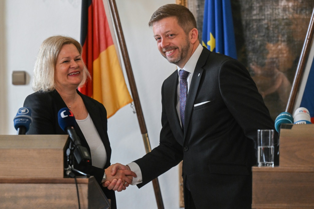 وزيرة الداخلية الألمانية نانسي فيزر ونظيرها التشيكي فيت راكوسان بعد مؤتمر صحافي في السفارة الألمانية في براغ في 3 أيار/مايو 2024 (ا ف ب)