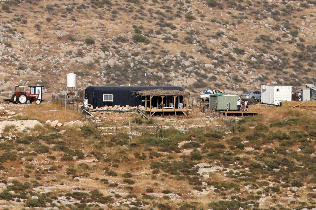 نقطة استيطانية قرب قرية دير جرير شرق مدينة رام الله في الضفة الغربية المحتلة في 25 نيسان/أبريل 2024 (ا ف ب)