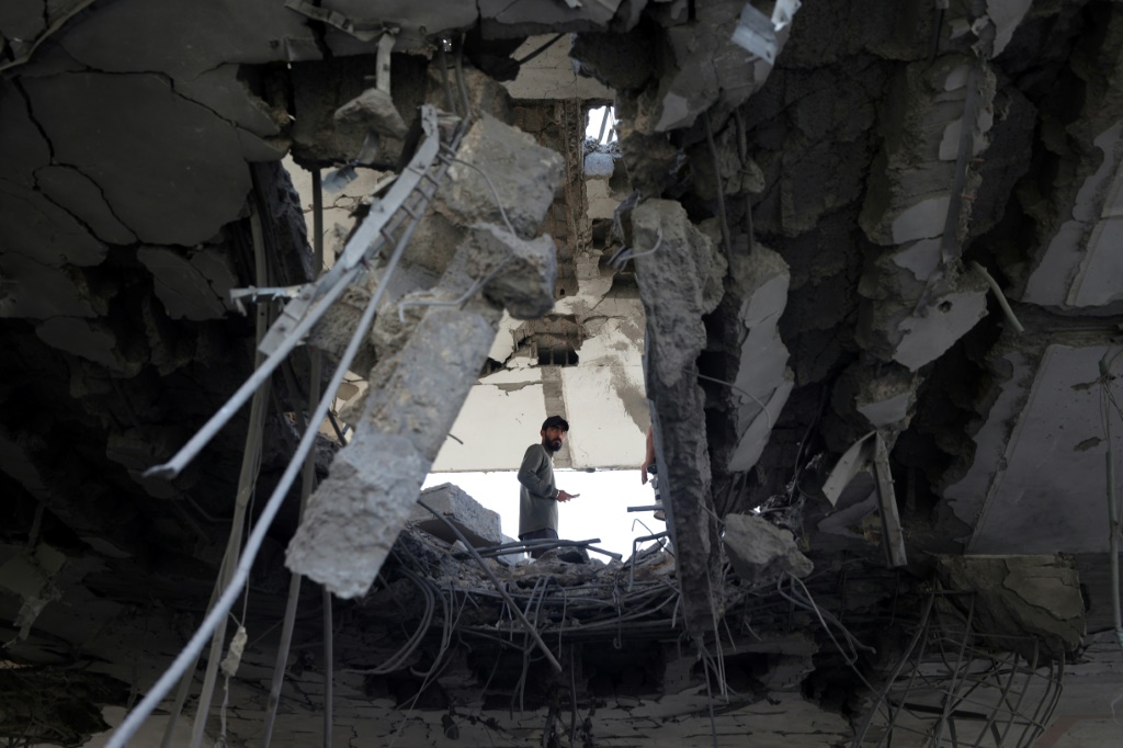فلسطيني بين أنقاض مبنى مدمر في 3 أيار/مايو في رفح بجنوب قطاع غزة (ا ف ب)