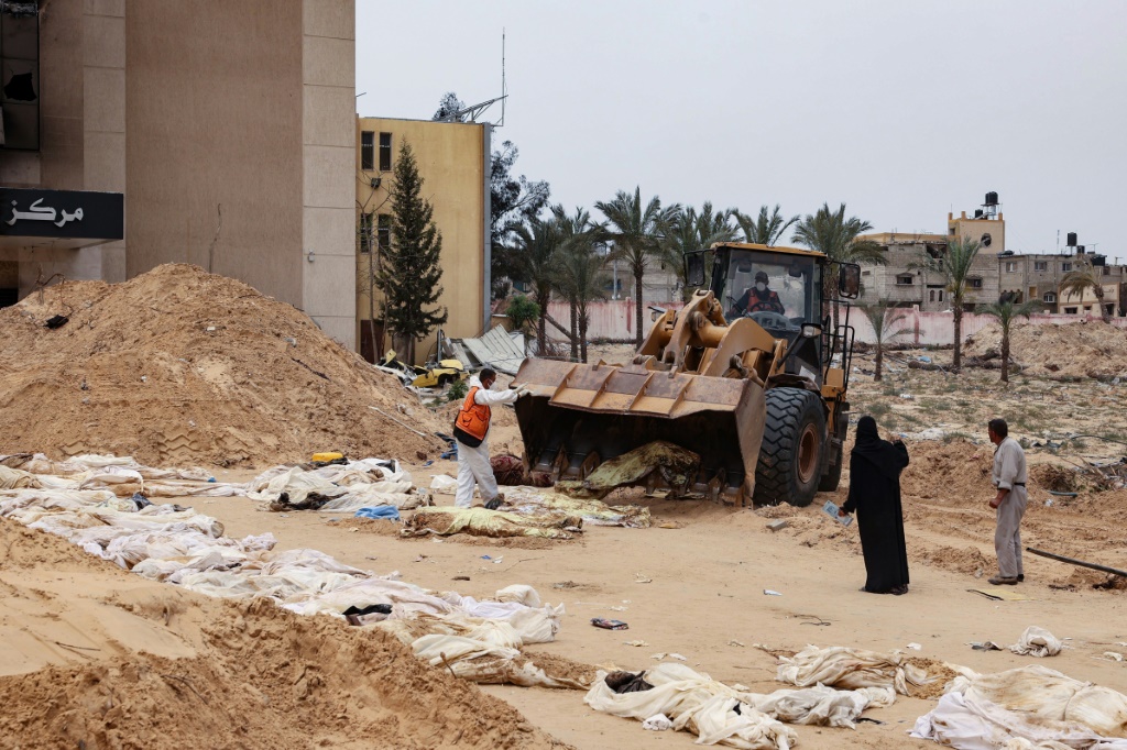 الجزائر تطلب عقد جلسة لمجلس الأمن الدولي بشأن المقابر الجماعية في غزة
