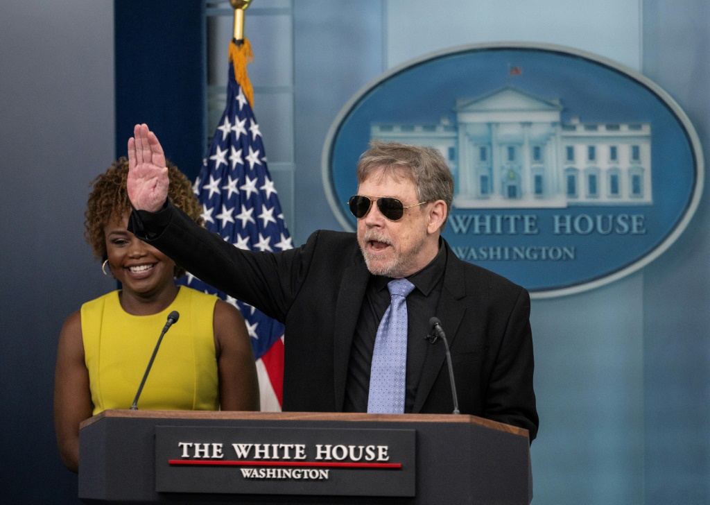 الممثل الأميركي مارك هاميل والناطقة الرسمية كارين جان بيار في البيت الأبيض بواشنطن في 3 أيار/مايو 2024 (ا ف ب)