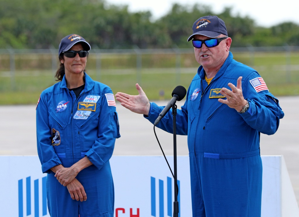 رائدا الفضاء بوتش ويلمور (يمين) وسوني وييامز في كيب كانافيرال في فلوريدا بتاريخ 25 نيسان/أبريل 2024 (ا ف ب)