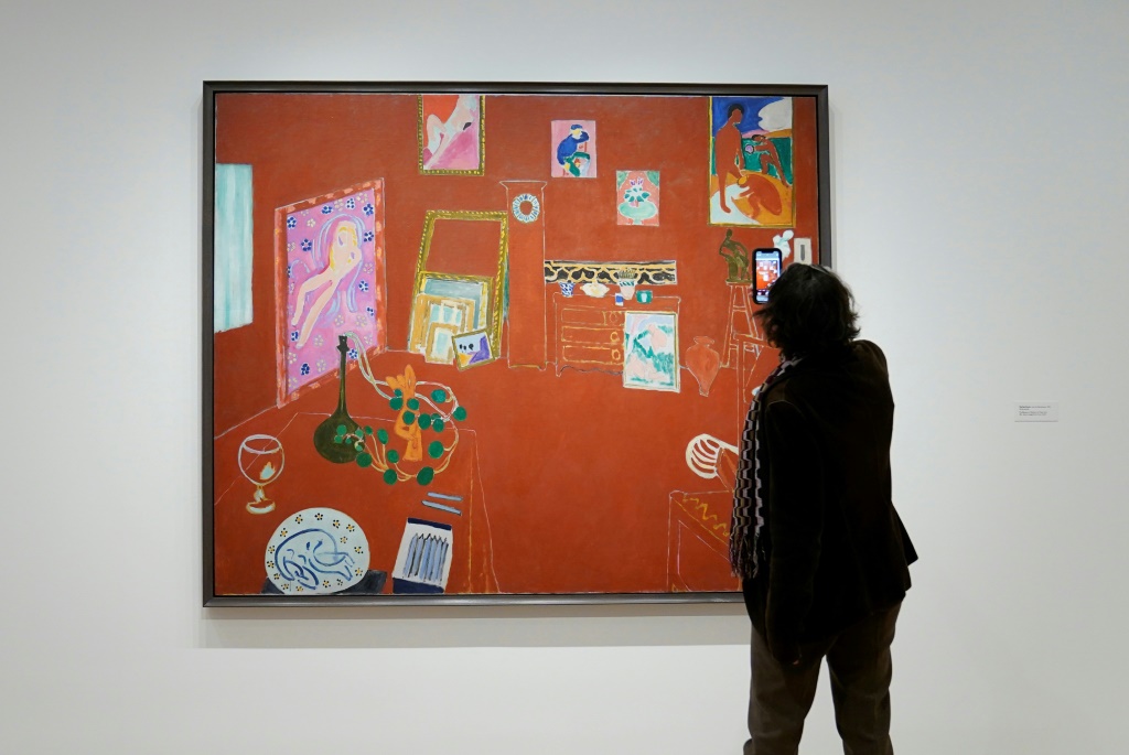 لوحة "لاتولييه روج" في متحف الفن الحديث في نيويورك في 27 نيسان/أبريل 2022 (ا ف ب)
