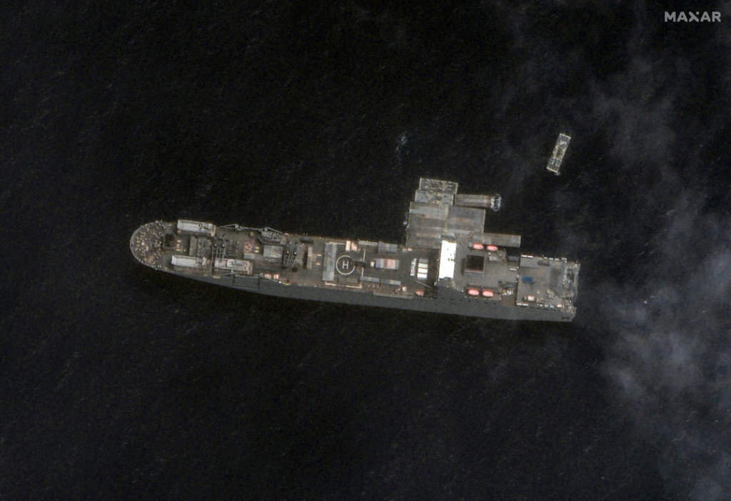 صورة بالأقمار الاصطناعية من شركة ماكسار تكنولوجيز التقطت في 26 نيسان/أبريل 2024 سفينة أميركية وأجزاء من رصيف عائم قبالة شاطئ قطاع غزة الفلسطيني (ا ف ب)