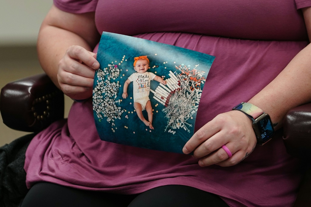إليزابيت غولدمان تحمل صورة لابنتها التي ولدت عن طريق الإخصاب في المختبر في برمنغهام بألاباما بتاريخ 27 شباط/فبراير 2024 (ا ف ب)