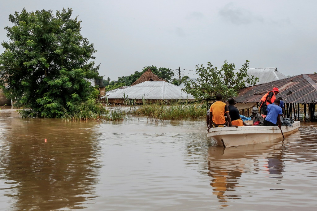 وقالت الحكومة الشهر الماضي إن 155 شخصا على الأقل لقوا حتفهم في الفيضانات في تنزانيا (أ ف ب)   
