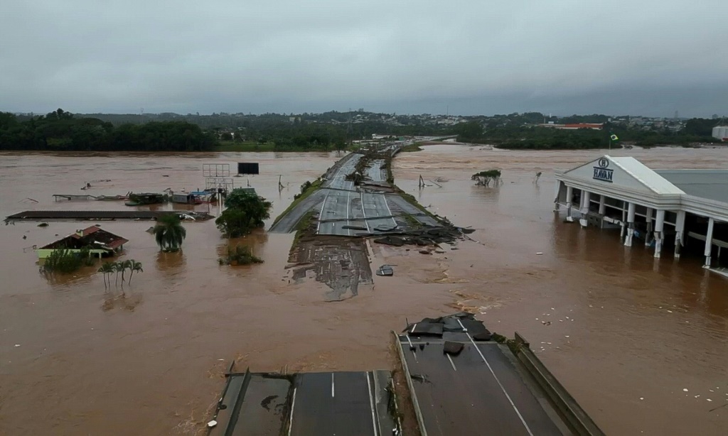 لقطة من فيديو وزعه الدفاع المدني في ساو باولو يظهر آثار الفيضانات على طريق سريع بين مدينتي لاغيادو وإستريلا البرازيليتين في الثالث من أيار/مايو 2024 (ا ف ب)