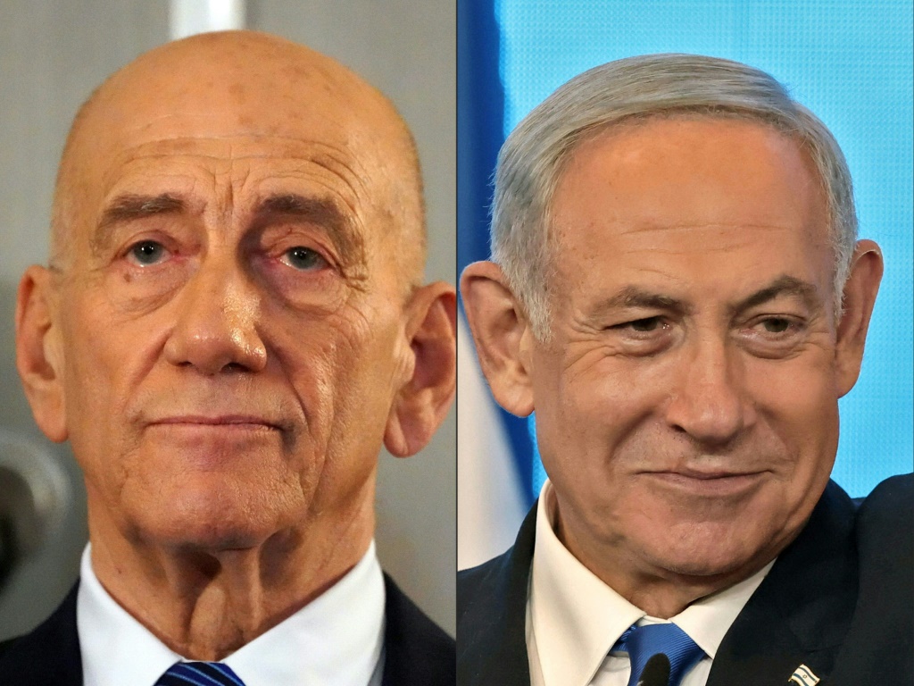 رئيس الوزراء الإسرائيلي الحالي بنيامين نتنياهو (يمين) ورئيس الوزراء السابق إيهود أولمرت (يسار) (ا ف ب)