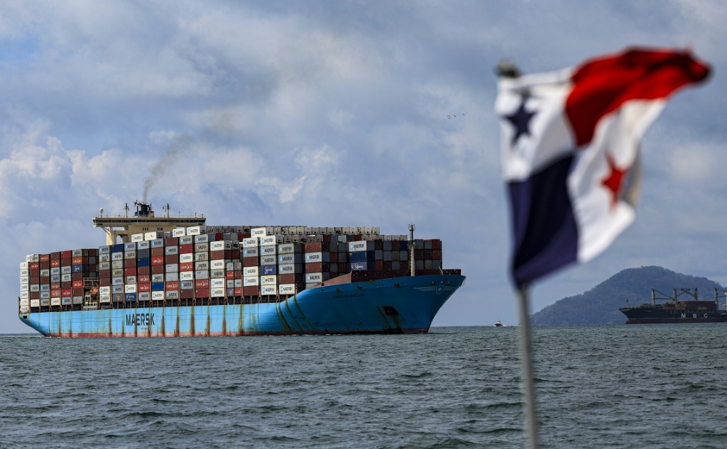 سفينة شحن بانتظار دورها للمرور عبر قناة بنما بتاريخ 28 آذار/مارس 2024 (ا ف ب)