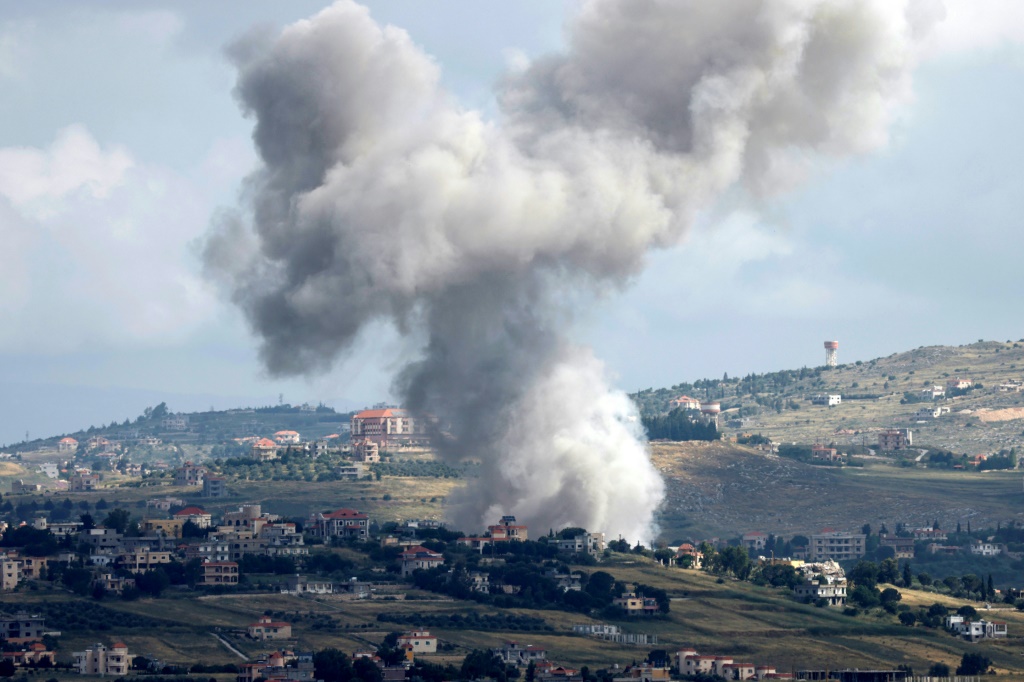 صورة ملتقطة من شمال إسرائيل تظهر تصاعد الدخان خلال قصف إسرائيلي لبلدة ميس الجبل بجنوب لبنان في الخامس من أيار/مايو 2024 (ا ف ب)
