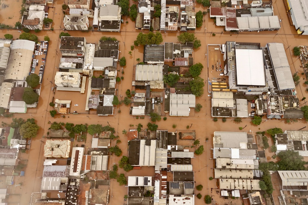 صورة من الجو لأحياء غمرتها المياه في مدينة بورتو أليغري البرازيلية في الرابع من أيار/مايو 2024 (ا ف ب)
