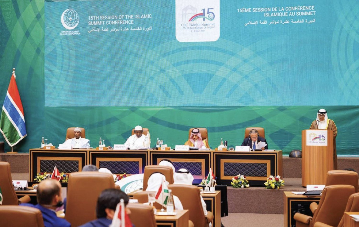 جاسم البديوي خلال إلقائه كلمته في مؤتمر القمة الإسلامي بالعاصمة بنجول (مجلس التعاون)