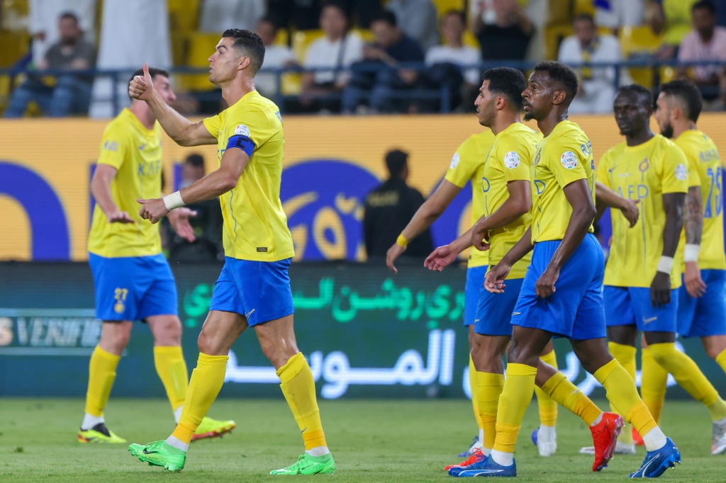 البرتغالي كريستيانو رونالدو نجم النصر يحتفل بثلاثيته في مرمى الوحدة خلال الدوري السعودي لكرة القدم على ملعب الاول ستاديوم في الرياض في 4 أيار/مايو 2024 (ا ف ب)