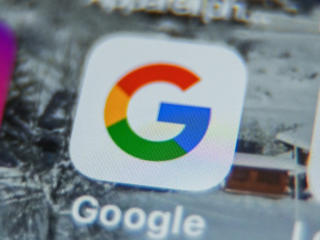 شعار غوغل على شاشة جهاز لوحي في ليل الفرنسية بتاريخ 28 آب اغسطس 2019 (ا ف ب)