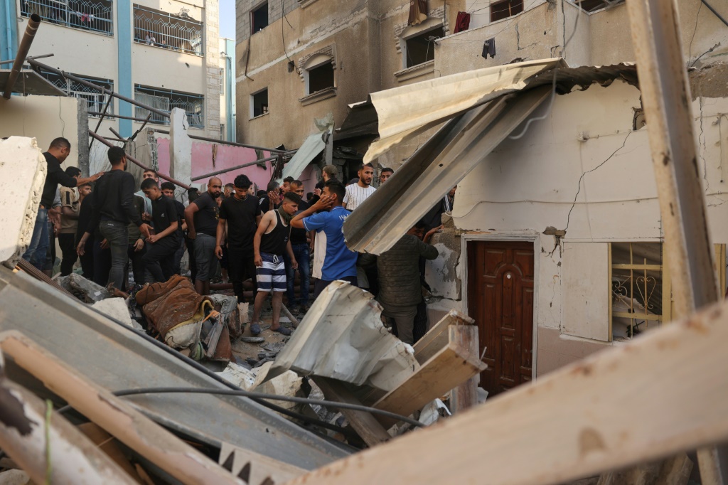 فلسطينيون يبحثون عن ضحايا إثر قصف إسرائيلي لمنزل في مدينة رفح في الخامس من أيار/مايو 2024 (ا ف ب)