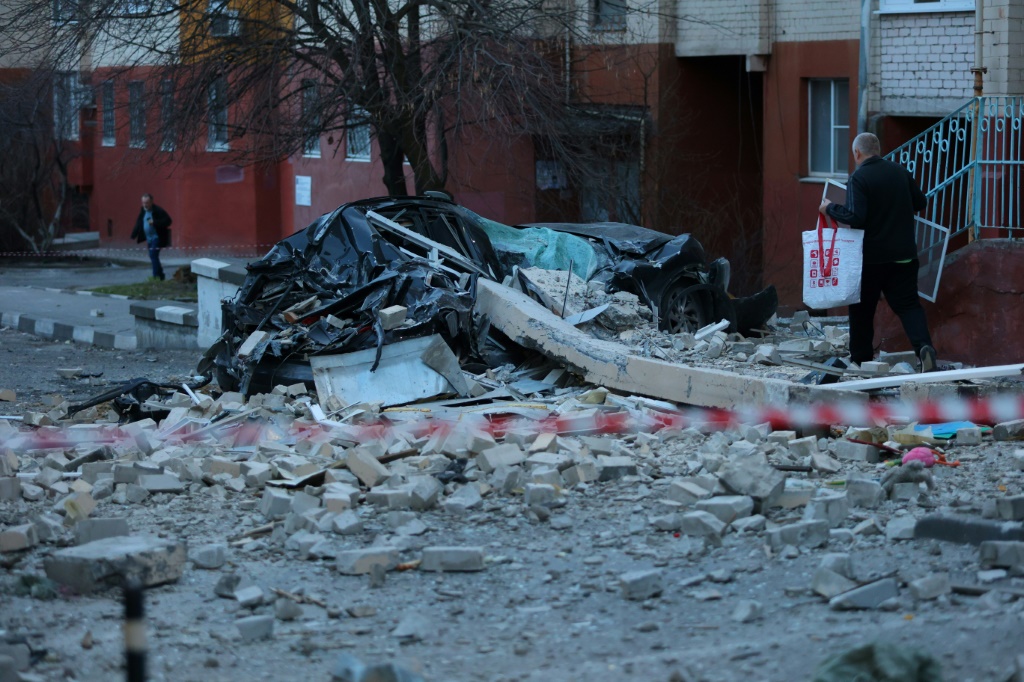 أضرار تسببت بها ضربات جوية على منطقة بيلغورود الروسية الحدودية مع أوكرانيا في 24 آذار/مارس 2024 (ا ف ب)