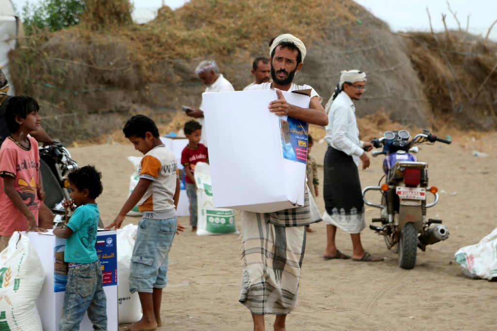 وتقول جماعات الإغاثة إن أكثر من نصف سكان اليمن بحاجة إلى المساعدة بعد تسع سنوات من الحرب (ا ف ب)