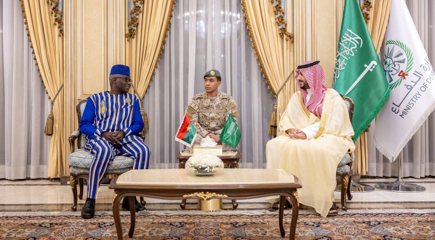 الأمير خالد بن سلمان خلال لقائه اللواء الركن قاسم كوليبالي في الرياض (واس)