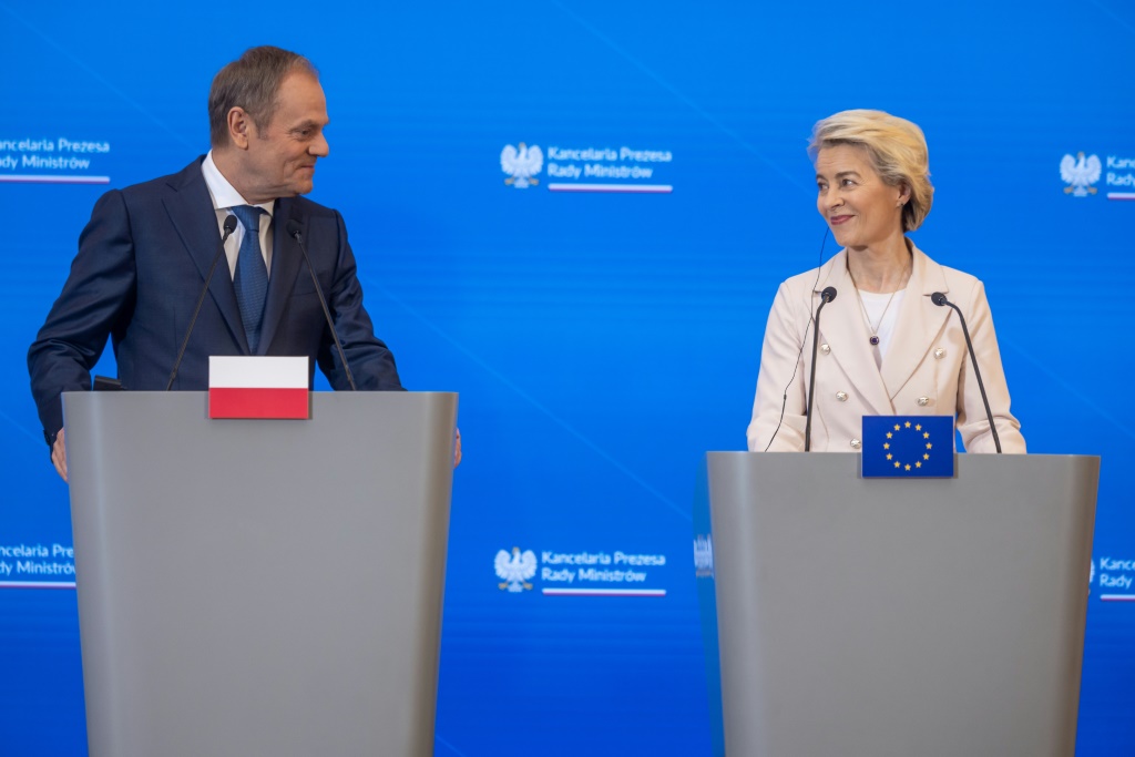 وتحسن موقف بروكسل تجاه بولندا بشكل ملحوظ منذ أصبح دونالد تاسك، الرئيس السابق للمجلس الأوروبي، رئيسا للوزراء في ديسمبر/كانون الأول. (أ ف ب)   