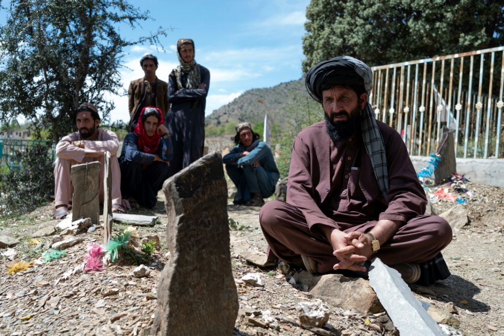 الثأر بين القبائل الأفغانية المتجاورة إما أن يكون على ثلاث تلال وضيعة أو مقبرة منحدرة، اعتمادا على من تسأل (أ ف ب)   