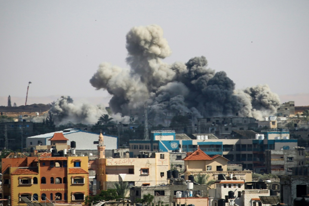 صورة مؤرخة في 6 أيار/مايو 2024 لدخان يتصاعد من مدينة رفح ناجم عن قصف إسرائيلي (ا ف ب)
