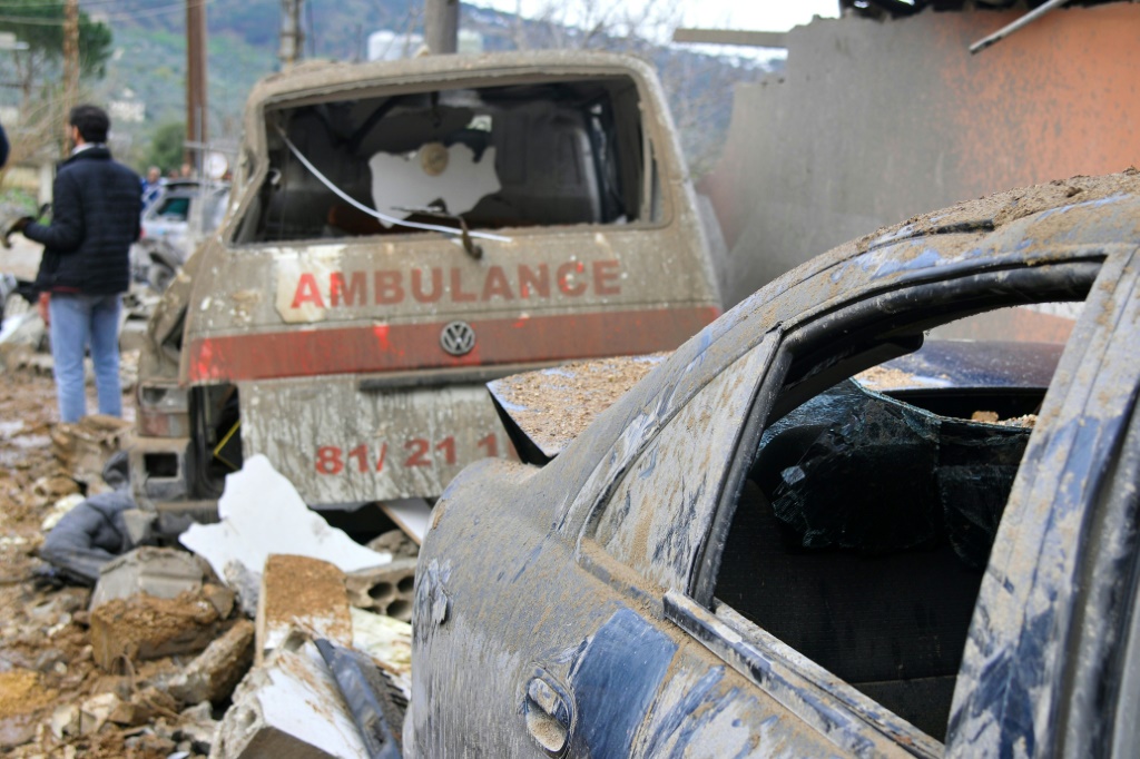 وقد أدى الهجوم الذي وقع في 27 مارس آذار إلى تدمير مركز خدمات الطوارئ في قرية الهبارية اللبنانية (ا ف ب)