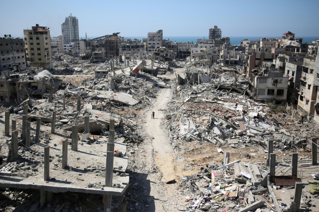 المنطقة المدمرة المحيطة بمستشفى الشفاء في غزة في 3 أبريل 2024. (أ ف ب)   