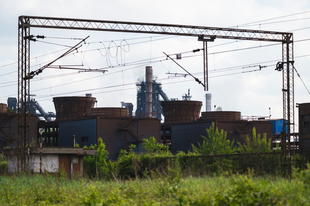 مصنع الصلب المملوك لشركة HBIS الصينية في راديناك، بالقرب من مدينة سميديريفو شرق صربيا (أ ف ب)   