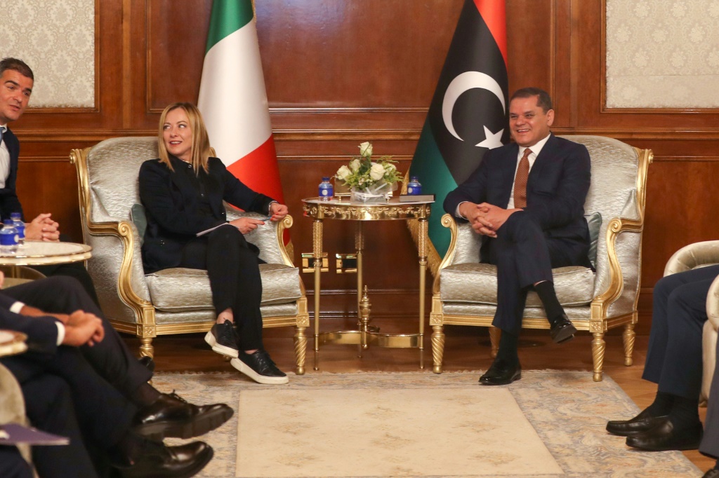 رئيس الحكومة الليبية عبد الحميد الدبيبة يلتقي برئيسة الوزراء الإيطالية جورجيا ميلوني في طرابلس في 7 أيار/مايو 2024 (ا ف ب)   