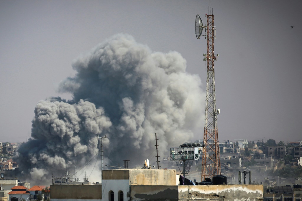 دخان يتصاعد من موقع غارة إسرائيلية على شرقي رفي جنوبي قطاع غزة في 7 أيار/مايو 2024 (ا ف ب)