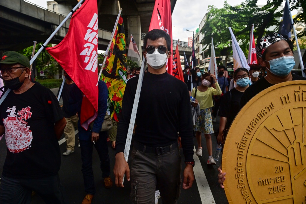 كان بانوبونج جادنوك، 27 عامًا، من بين قادة المظاهرات التي قادها الشباب عام 2020 (ا ف ب)