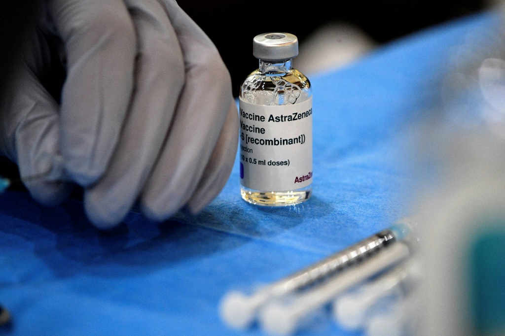 موظف صحي يحضر جرعات لقاح أسترازينيكا لمرضى في عيادة في سيدني بتاريخ 4 آب/اغسطس 2021 (ا ف ب)