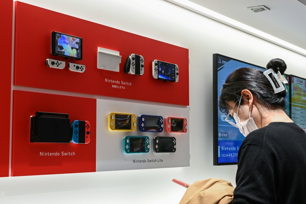 أجهزة ألعاب فيديو من طراز "سويتش" في متجر تابع لمجموعة نينتدو في طوكيو في السادس من تشرين الثاني/نوفمبر 2023 (ا ف ب)