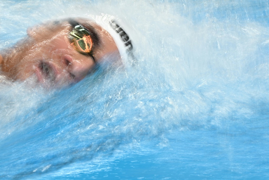 السباح التونسي أيوب الحفناوي خلال مشاركته في تصفيات سباق 1500 م في بطولة العالم 2024 في الدوحة (ا ف ب)