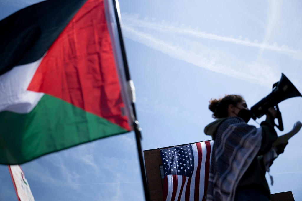 متظاهرون ينظمون اعتصاما تأييدا للفلسطينيين في جامعة جورج واشنطن في واشنطن العاصمة، في 3 أيار/مايو 2024 (ا ف ب)