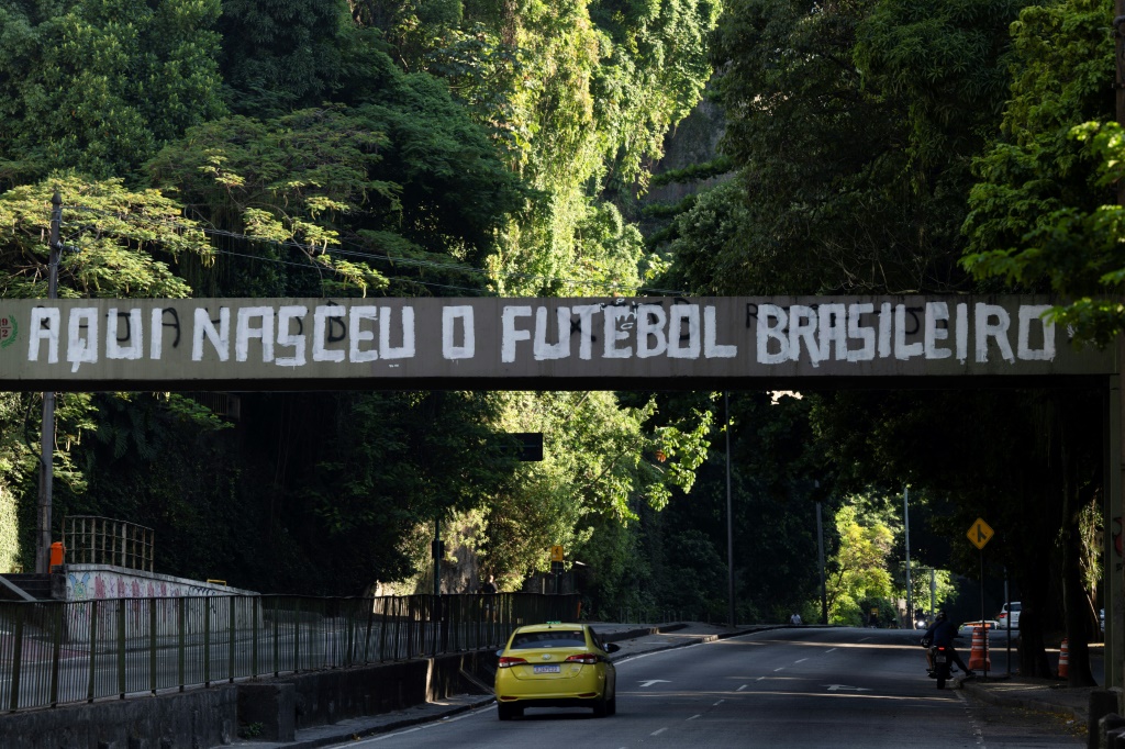 كرة القدم البرازيلية وُلدت هنا بحسب شعار مرفوع في ريو دي جانيرو (ا ف ب)
