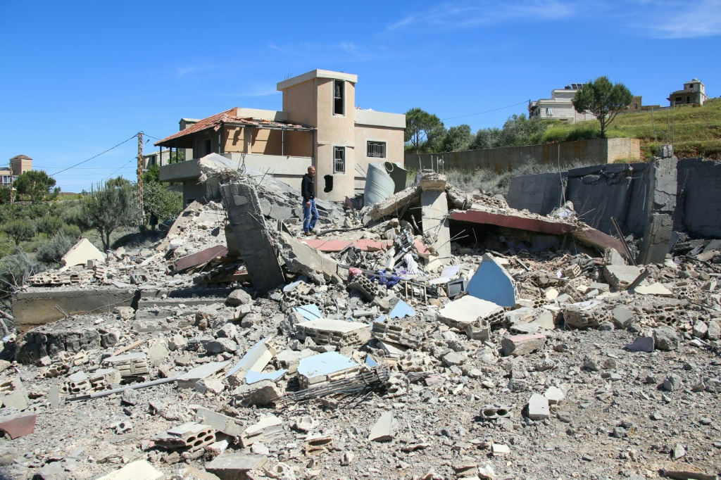 منزل دمر في غارة جوية إسرائيلية على قرية كفر حمام في جنوب لبنان حيث يقدر المسؤولون الأضرار الناجمة عن القصف الإسرائيلي خلال سبعة أشهر من الأعمال العدائية عبر الحدود بمبلغ 1.5 مليار دولار. (أ ف ب)   