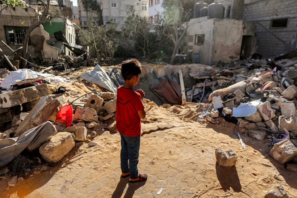 طفل أمام موقع مبنى تعرض لقصف إسرائيلي في رفح بتاريخ 8 أيار/مايو 2024 (ا ف ب)