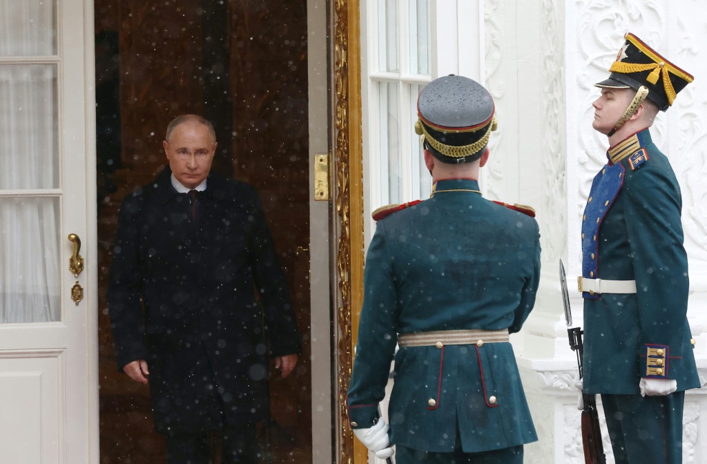 صورة وزعتها وكالة سبوتنك الرسمية الروسية للرئيس فلاديمير بوتين لدى مغادرته بعد حفل تنصيبه في الكرملين بتاريخ 7 أيار/مايو 2024 (ا ف ب)