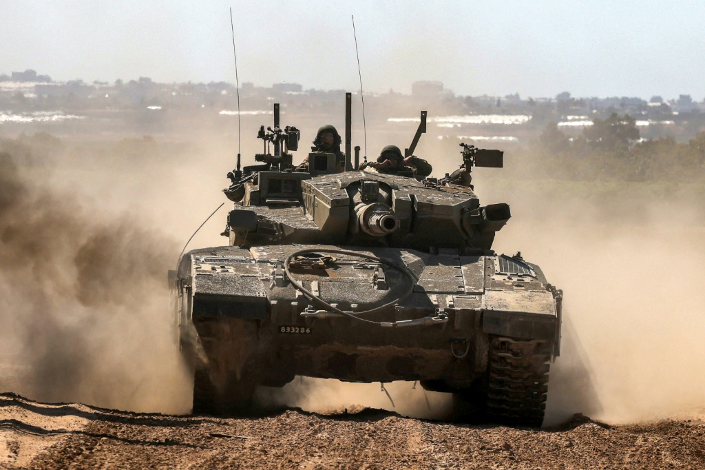 دبابة اسرائيلية تتحرك على الحدود مع قطاع غزة في جنوب اسرائيل في السابع من ايار/مايو 2024 (ا ف ب)