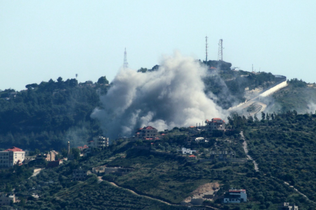 سحب دخان تتصاعد من بلدة العديسة الحدودية في جنوب لبنان في 8 ايار/مايو 2024 إثر قصف إسرائيلي، وسط التصعيد المستمر مع حزب الله منذ سبعة أشهر على وقع الحرب في قطاع غزة (ا ف ب)