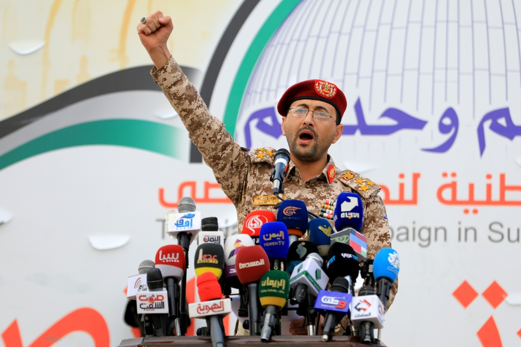 المتحدث العسكري باسم الحوثيين يحيى سريع يدلي ببيان في صنعاء في 15 كانون الأول/ديسمبر 2023 (ا ف ب)