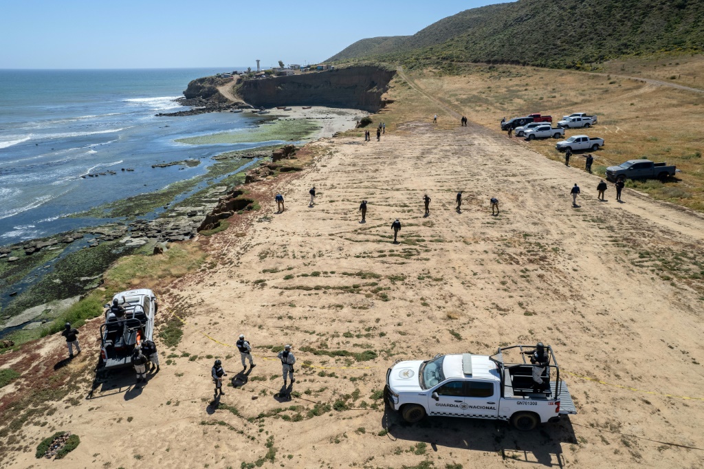 يقوم المدعون العامون بتفتيش موقع تخييم اثنين من الأستراليين وأمريكي قُتلوا خلال رحلة لركوب الأمواج إلى المكسيك (ا ف ب)