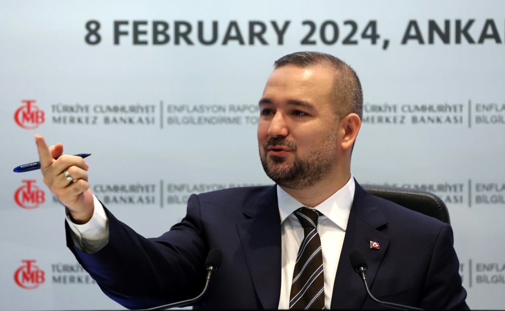 حاكم المصرف المركزي التركي فاتح كراهان في أنقرة في الثامن من شباط/فبراير 2024 (أ ف ب)   